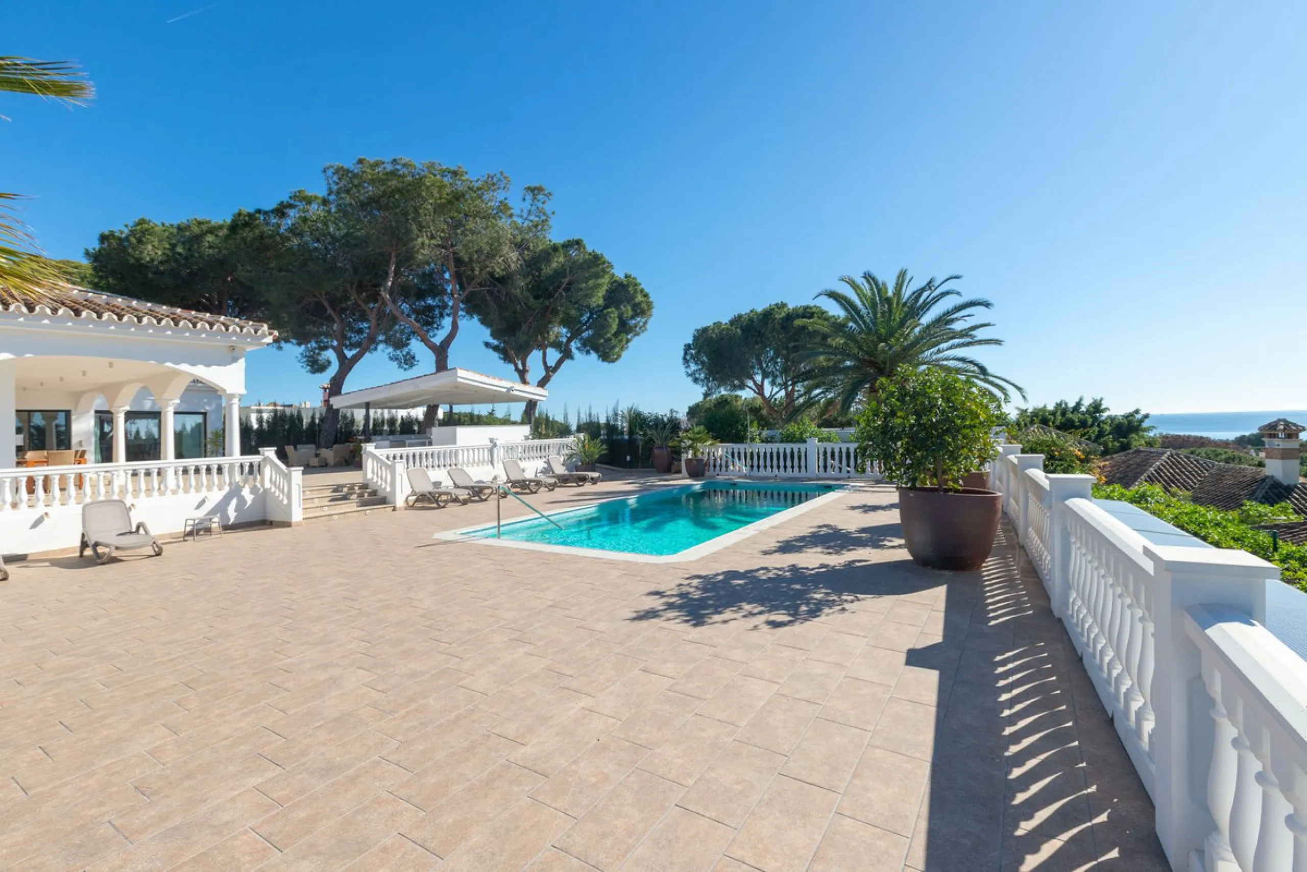 Exceptional villa located in residential Elviria reformed to a very high standard with stunning panoramic sea and mountain views.