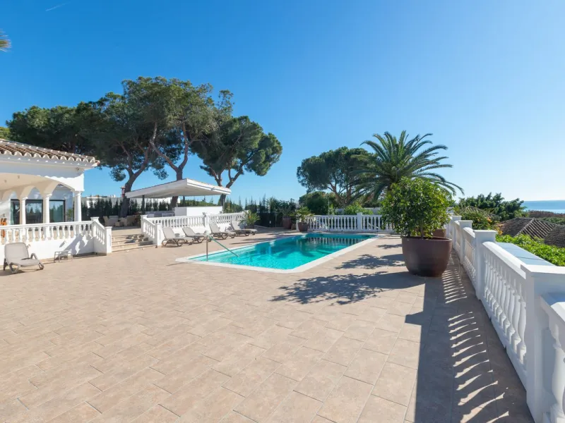 Exceptional villa located in residential Elviria reformed to a very high standard with stunning panoramic sea and mountain views.