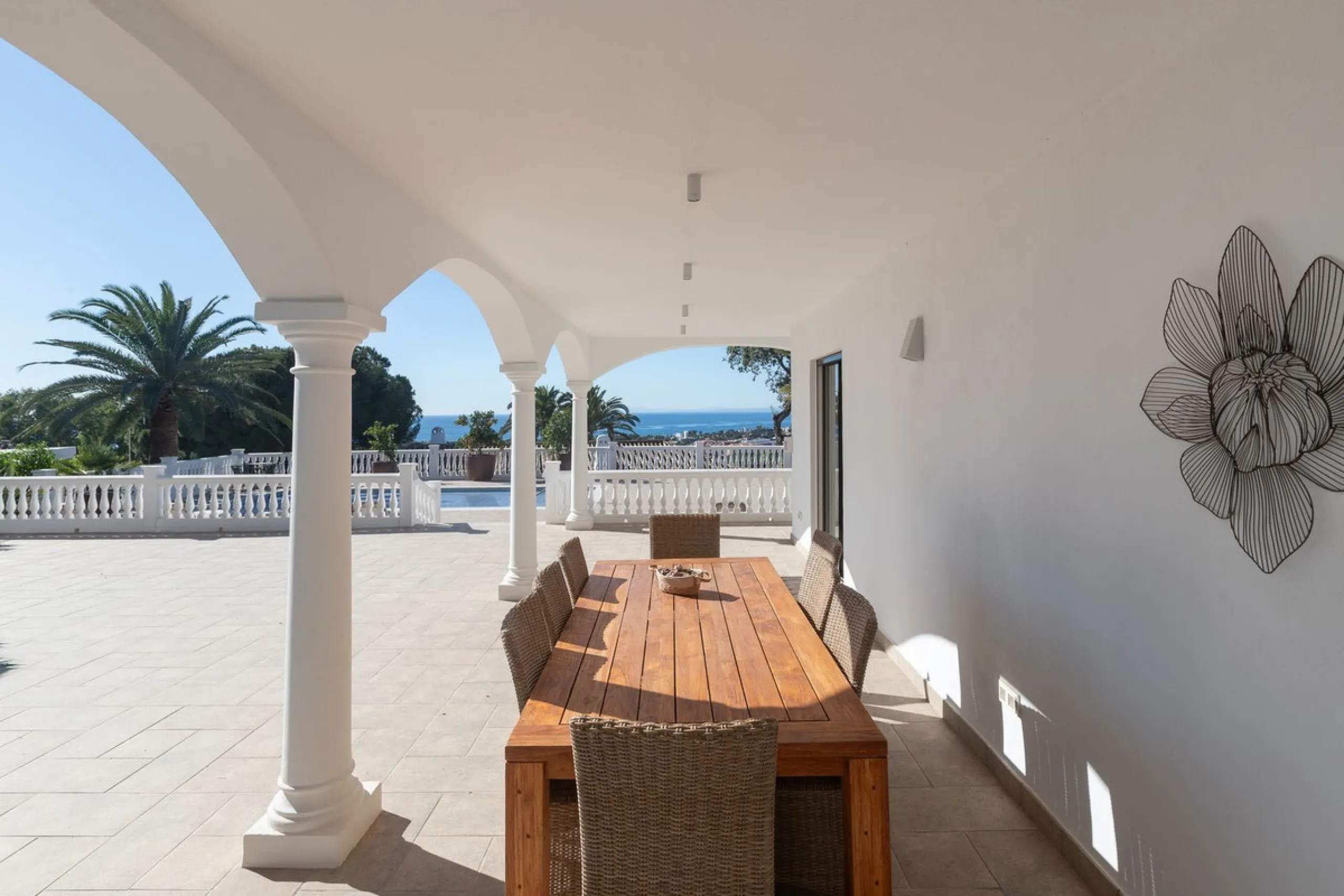 Exceptional villa located in residential Elviria reformed to a very high standard with stunning panoramic sea and mountain views.