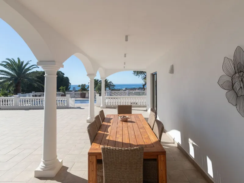 Exceptional villa located in residential Elviria reformed to a very high standard with stunning panoramic sea and mountain views.