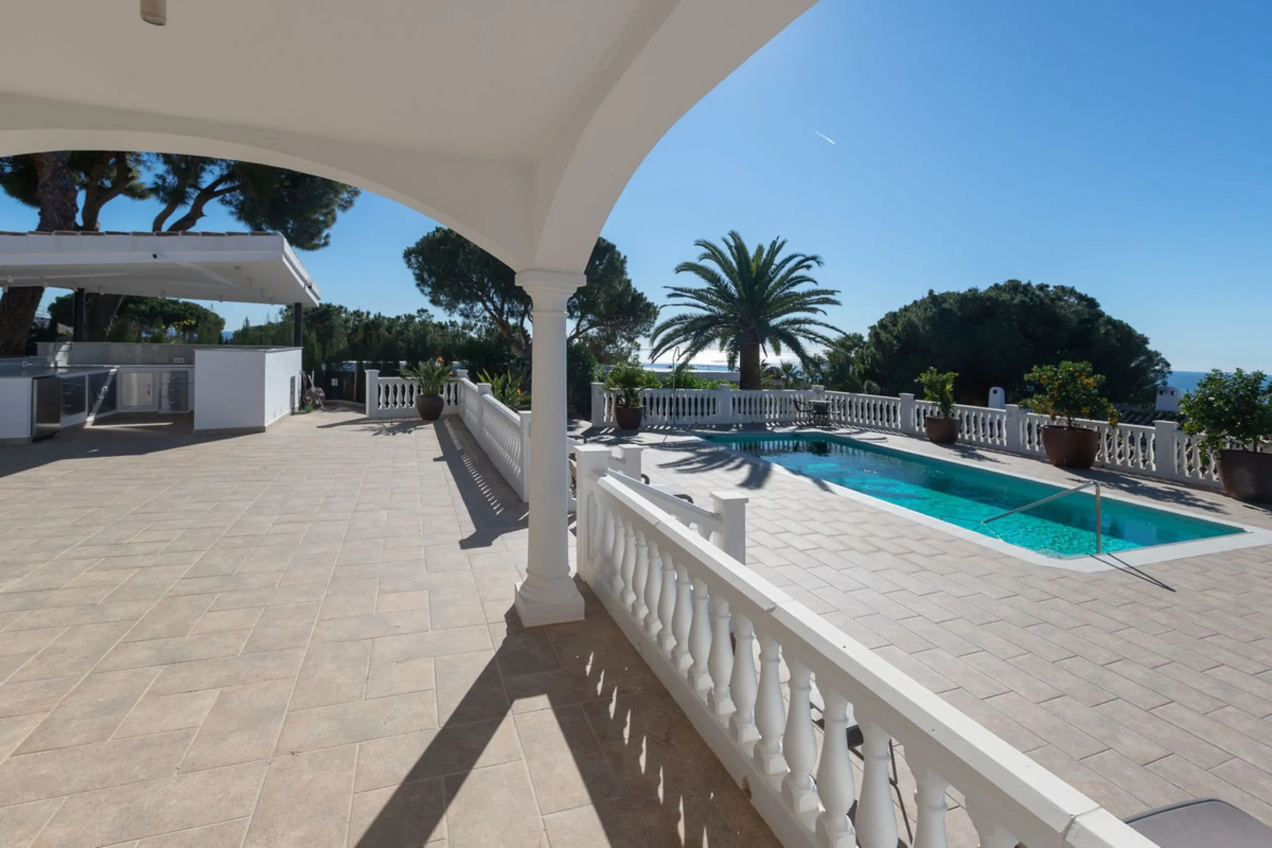 Exceptional villa located in residential Elviria reformed to a very high standard with stunning panoramic sea and mountain views.