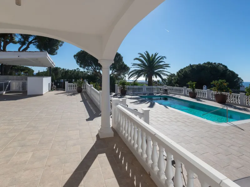 Exceptional villa located in residential Elviria reformed to a very high standard with stunning panoramic sea and mountain views.