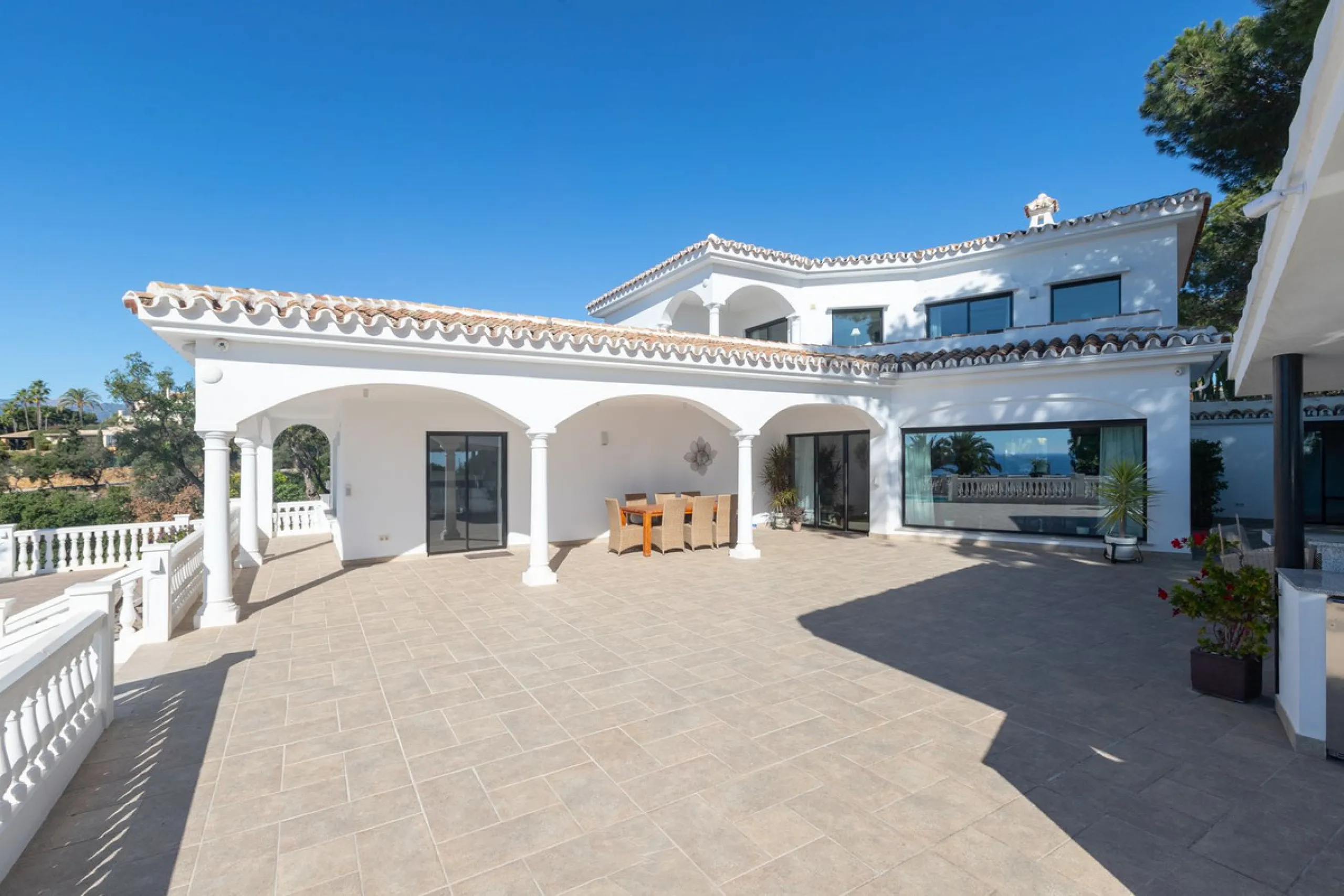 Exceptional villa located in residential Elviria reformed to a very high standard with stunning panoramic sea and mountain views.