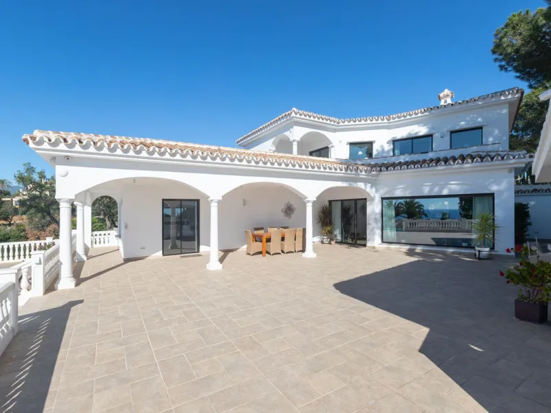 Exceptional villa located in residential Elviria reformed to a very high standard with stunning panoramic sea and mountain views.