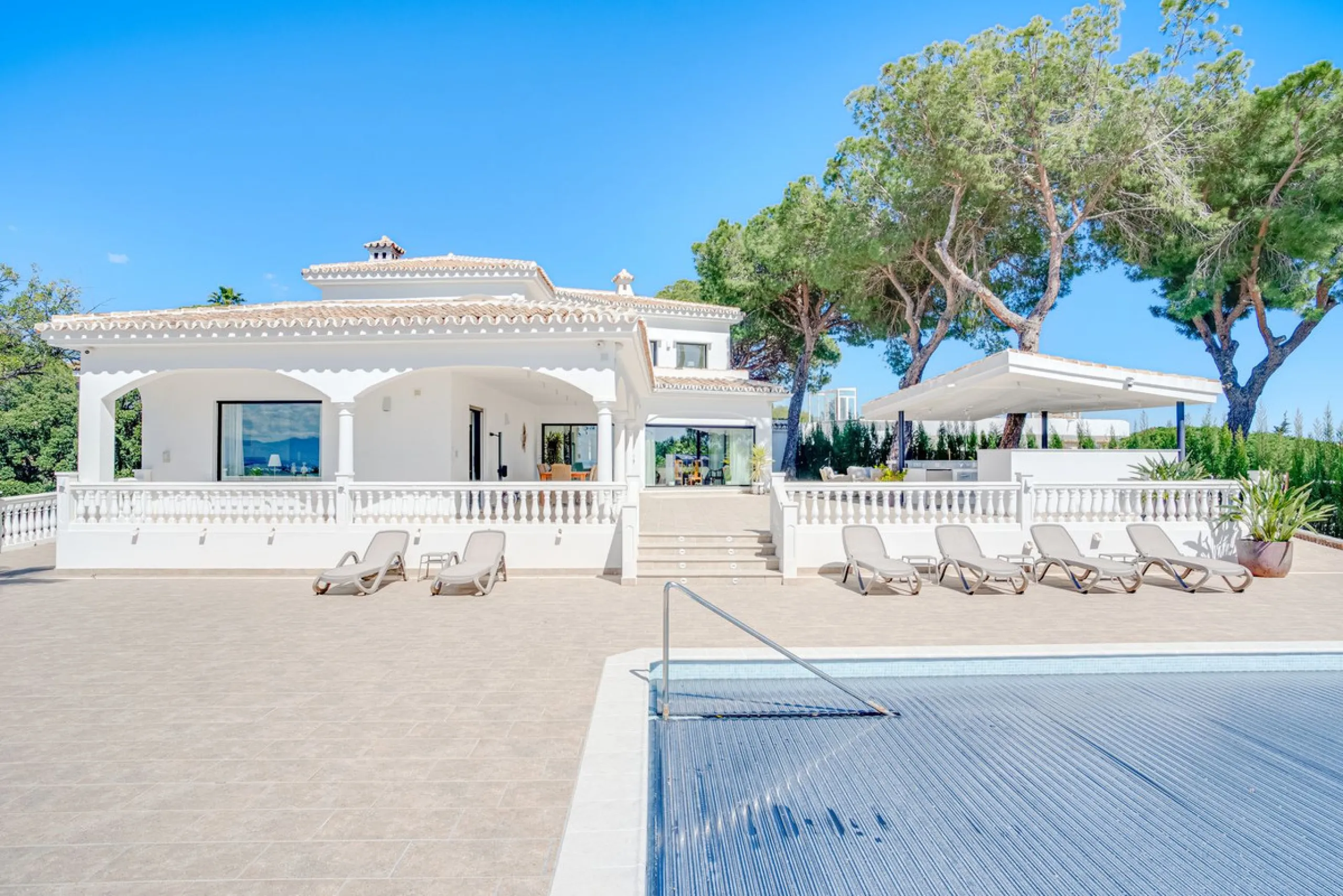Exceptional villa located in residential Elviria reformed to a very high standard with stunning panoramic sea and mountain views.