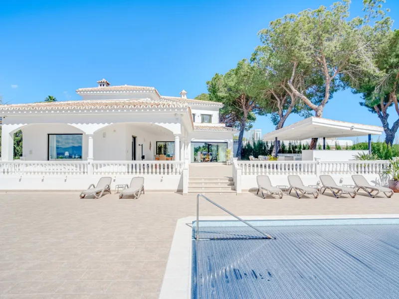 Exceptional villa located in residential Elviria reformed to a very high standard with stunning panoramic sea and mountain views.