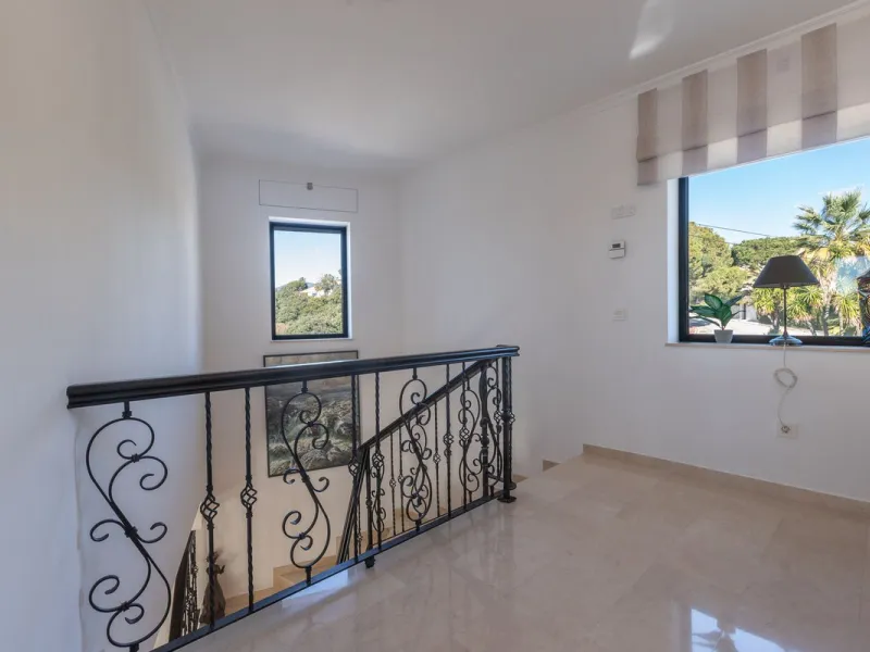 Exceptional villa located in residential Elviria reformed to a very high standard with stunning panoramic sea and mountain views.