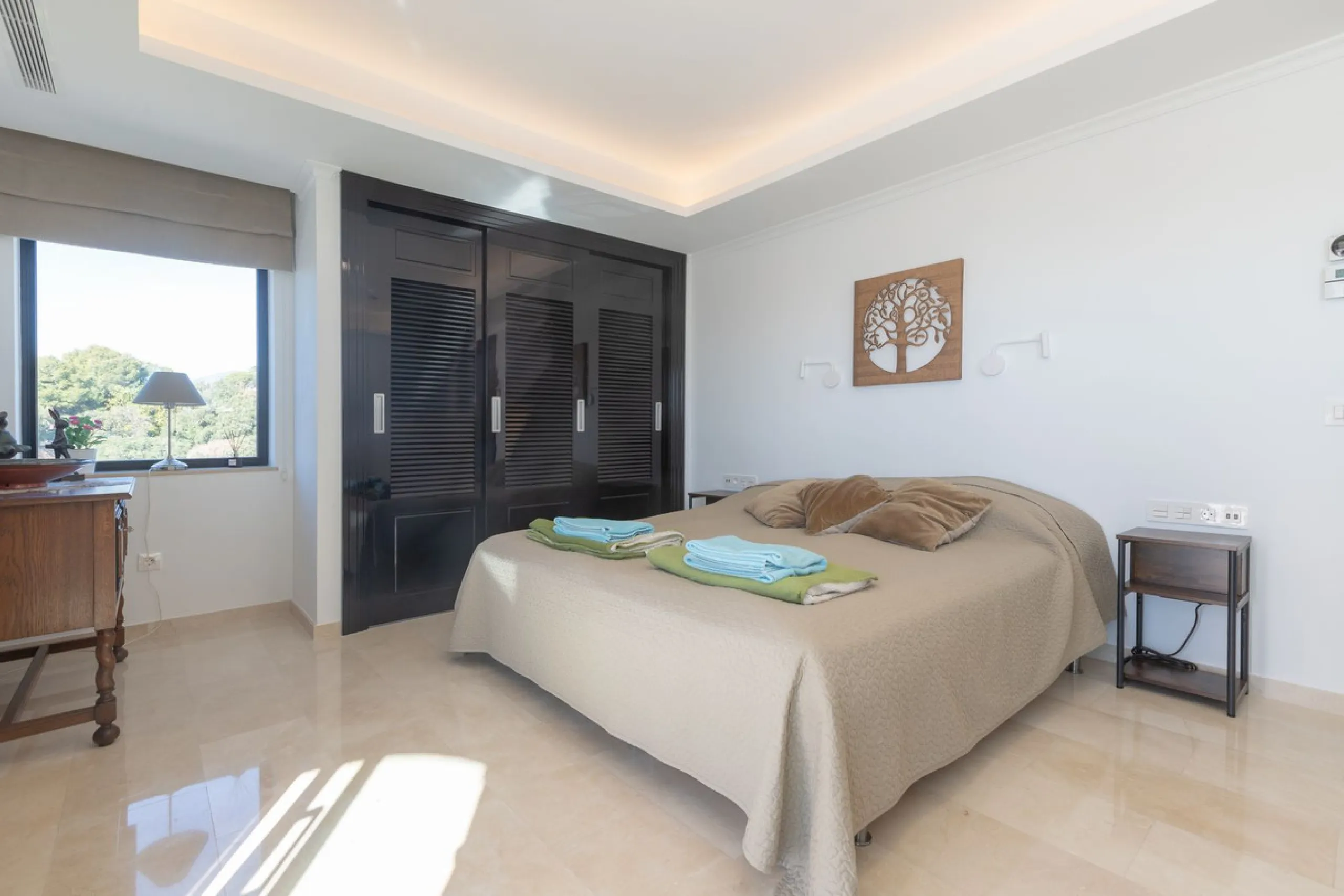 Exceptional villa located in residential Elviria reformed to a very high standard with stunning panoramic sea and mountain views.