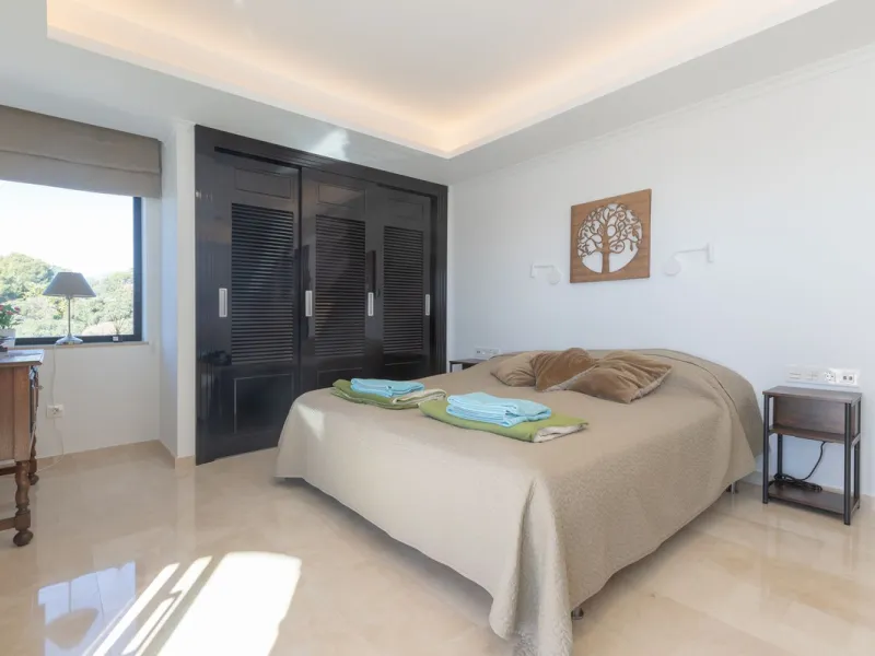 Exceptional villa located in residential Elviria reformed to a very high standard with stunning panoramic sea and mountain views.