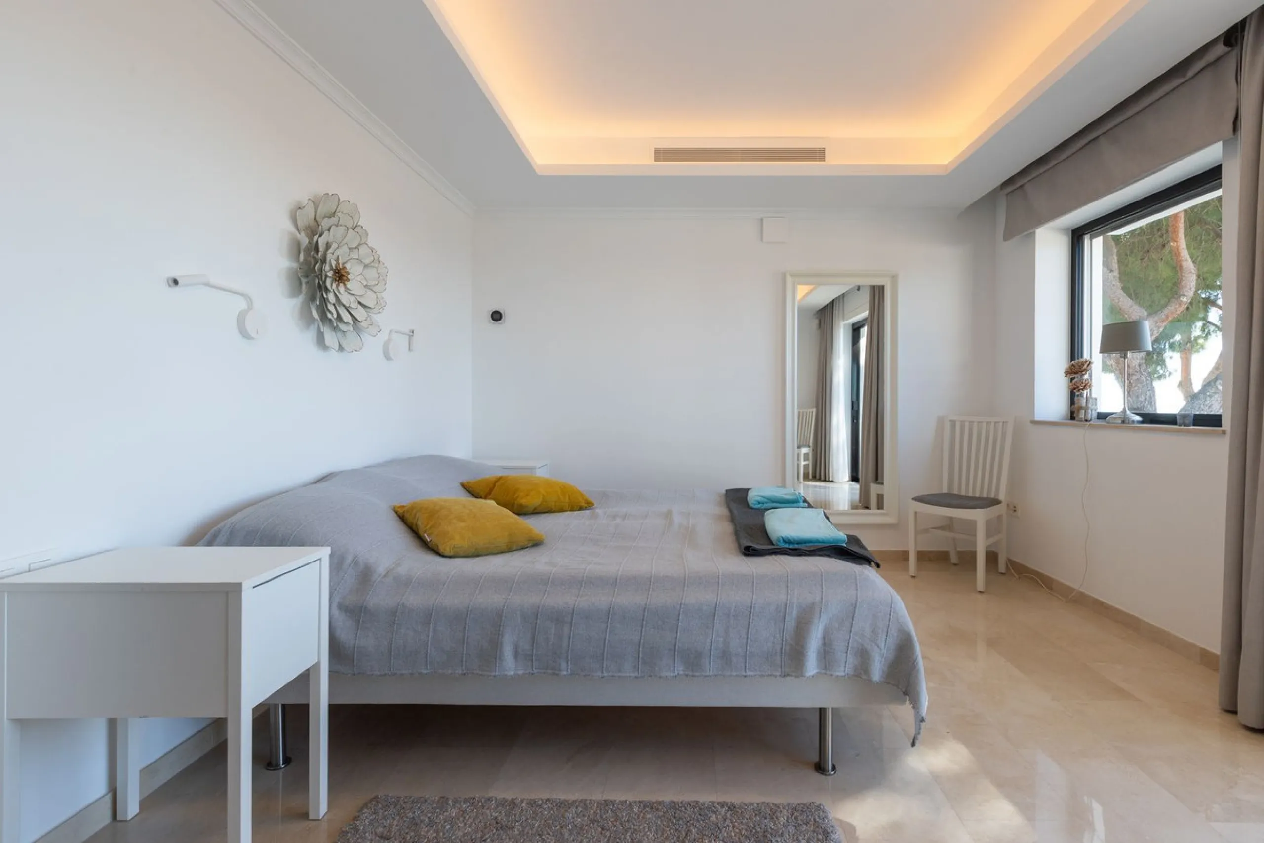 Exceptional villa located in residential Elviria reformed to a very high standard with stunning panoramic sea and mountain views.