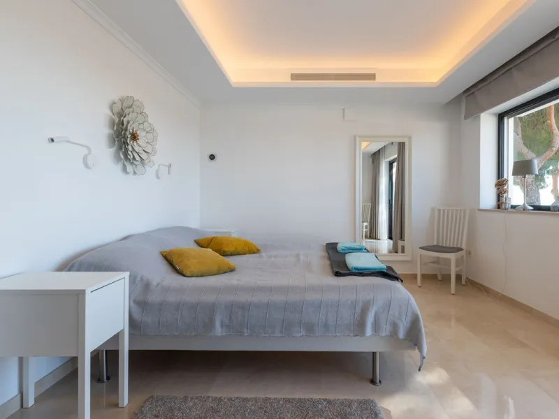 Exceptional villa located in residential Elviria reformed to a very high standard with stunning panoramic sea and mountain views.