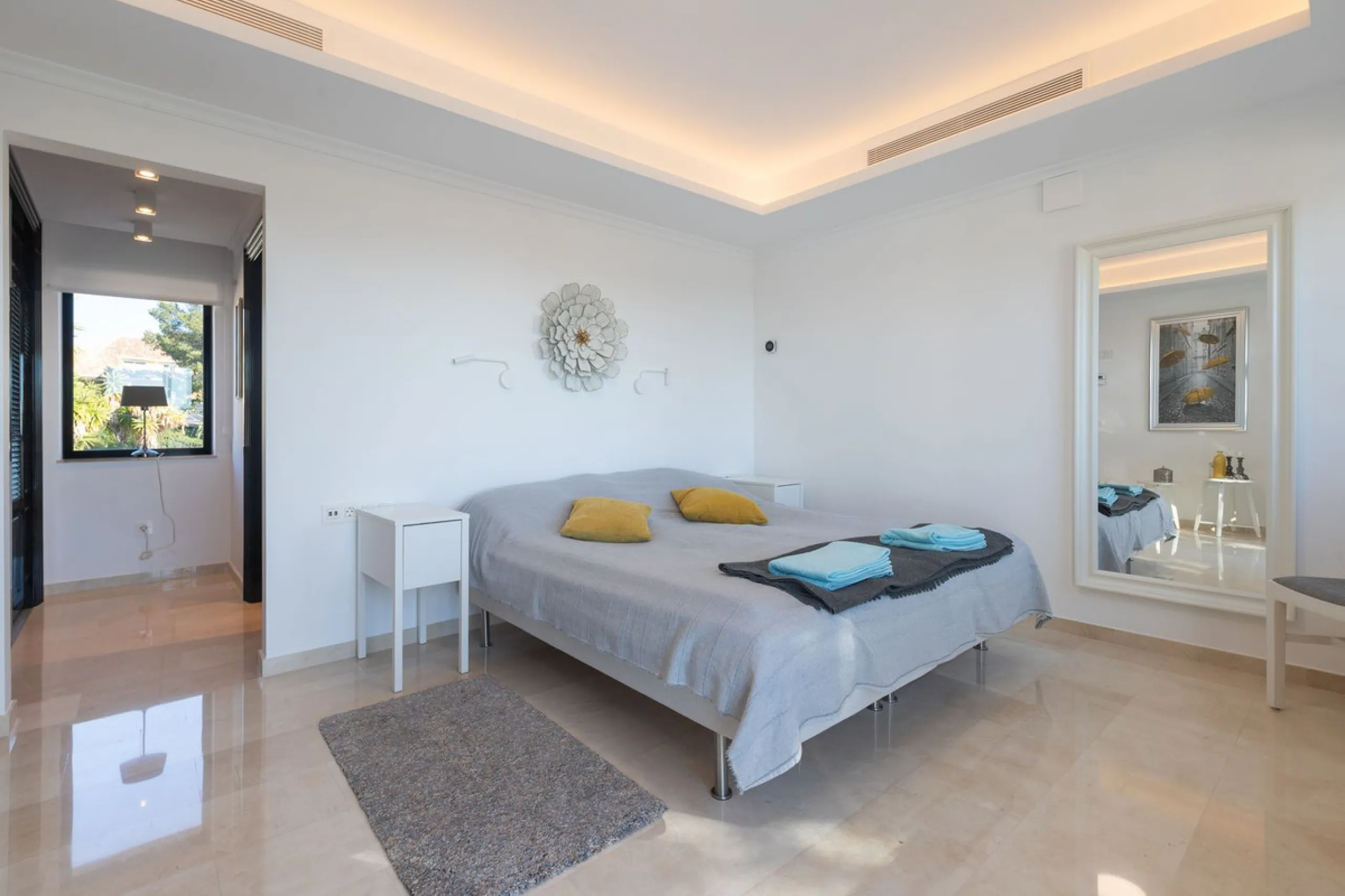 Exceptional villa located in residential Elviria reformed to a very high standard with stunning panoramic sea and mountain views.