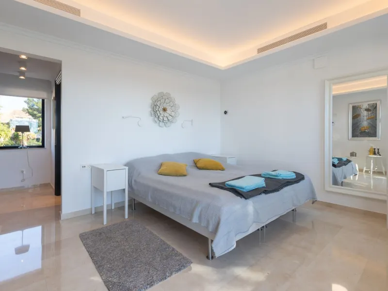 Exceptional villa located in residential Elviria reformed to a very high standard with stunning panoramic sea and mountain views.