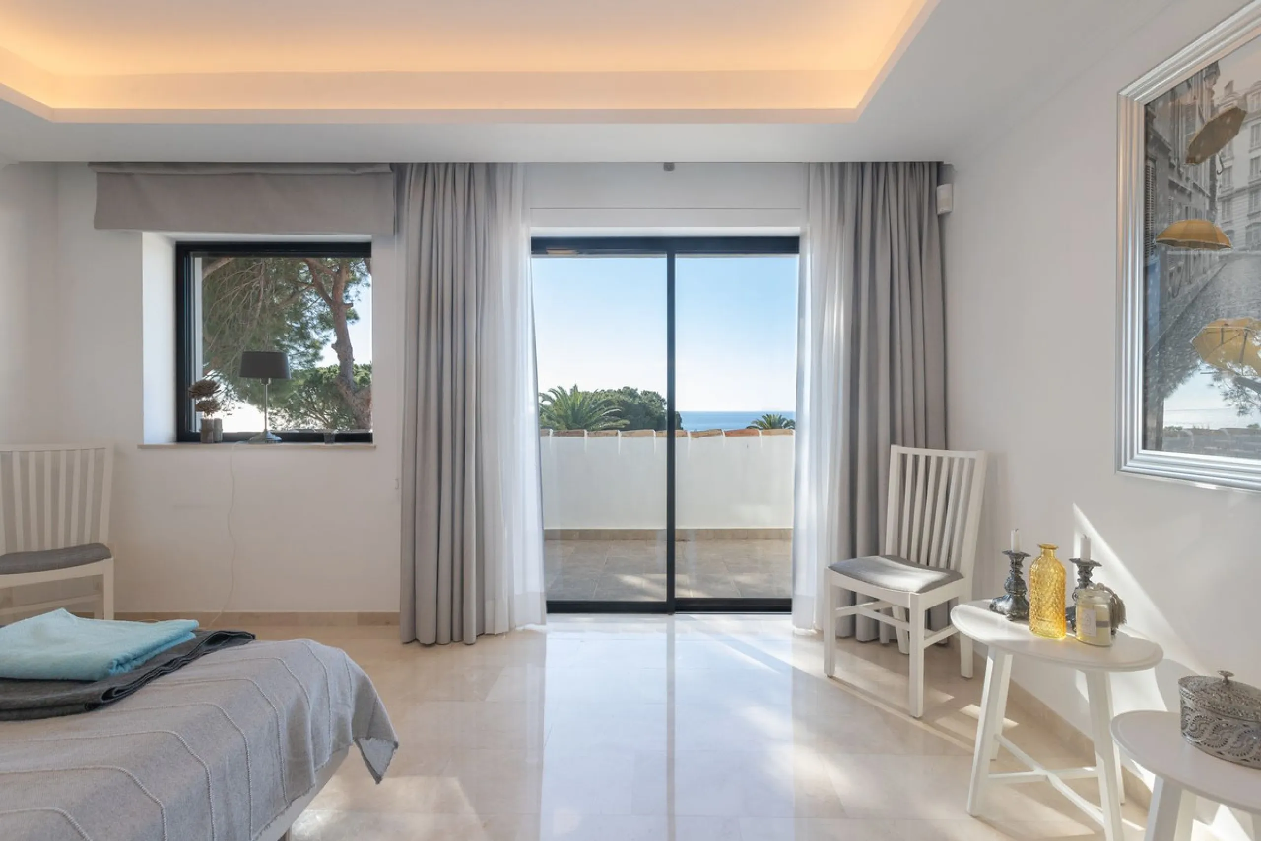 Exceptional villa located in residential Elviria reformed to a very high standard with stunning panoramic sea and mountain views.