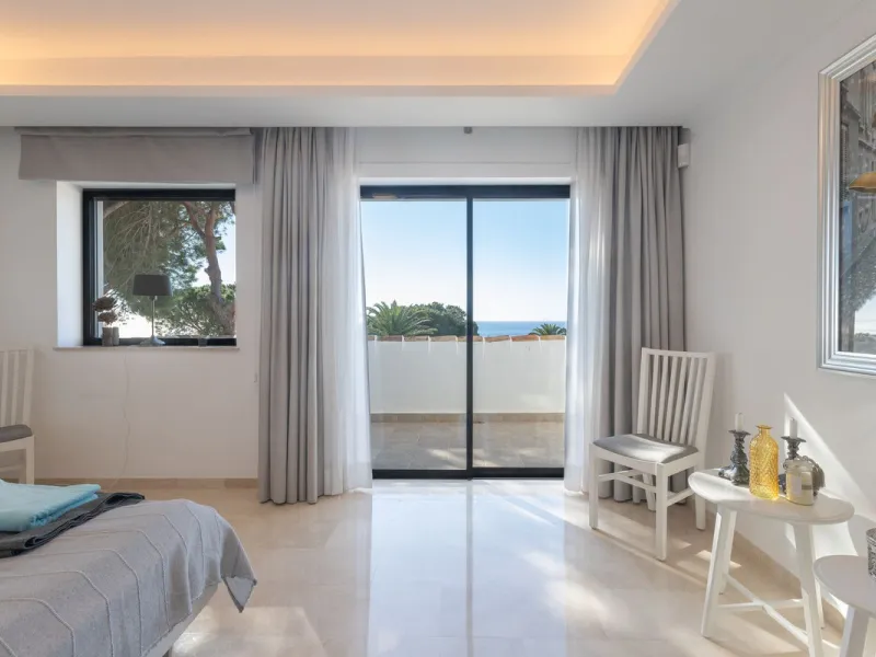 Exceptional villa located in residential Elviria reformed to a very high standard with stunning panoramic sea and mountain views.