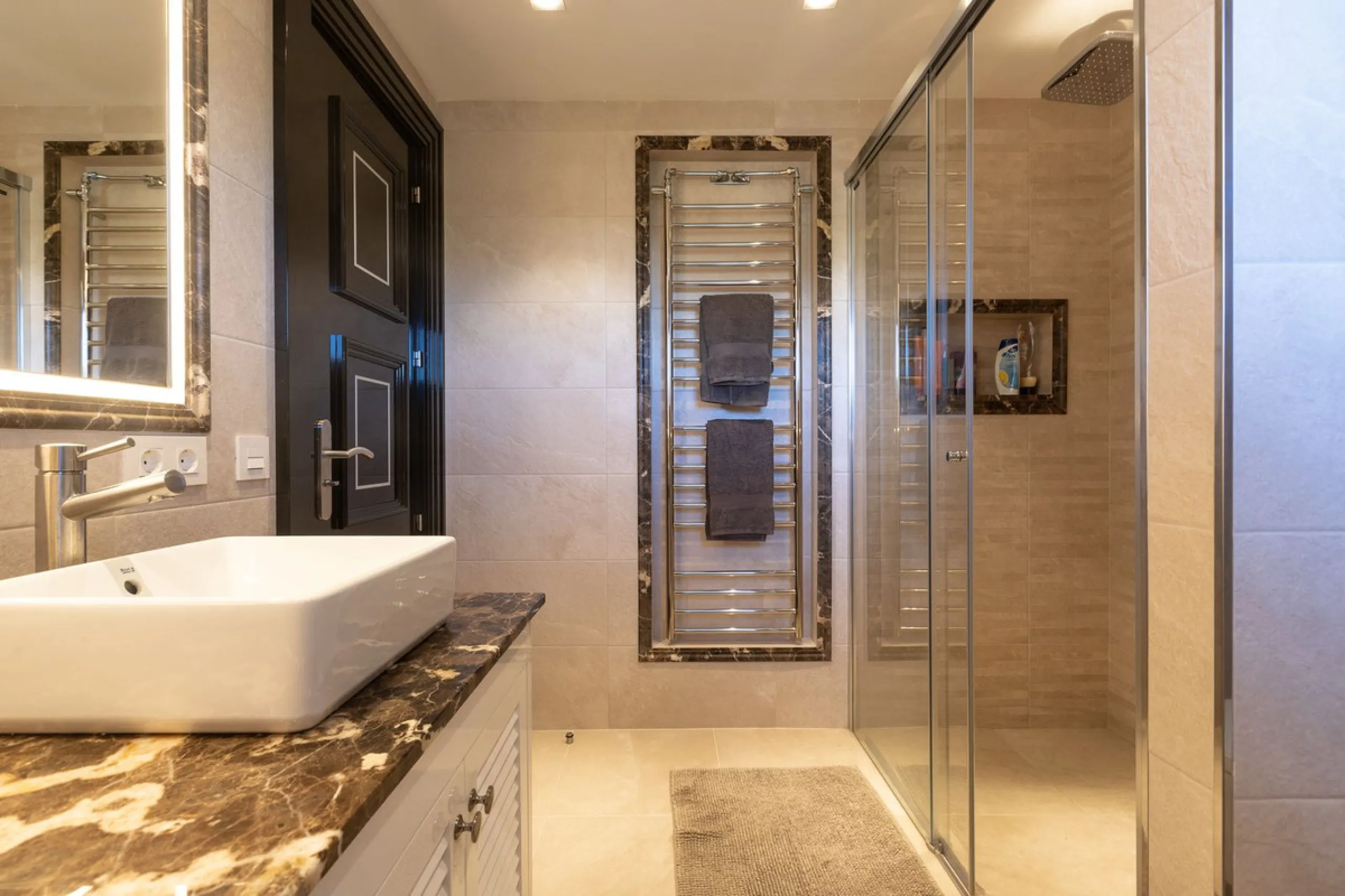 Exceptional villa located in residential Elviria reformed to a very high standard with stunning panoramic sea and mountain views.