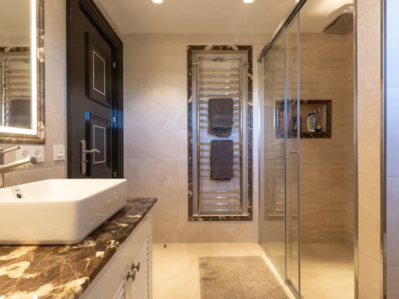 Exceptional villa located in residential Elviria reformed to a very high standard with stunning panoramic sea and mountain views.