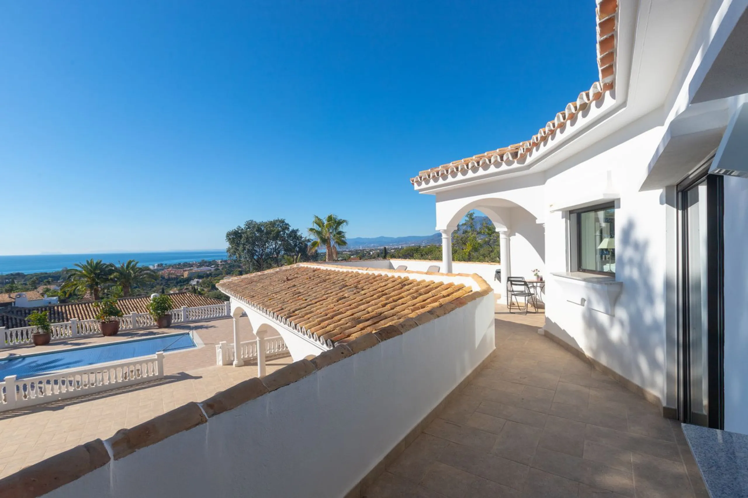 Exceptional villa located in residential Elviria reformed to a very high standard with stunning panoramic sea and mountain views.
