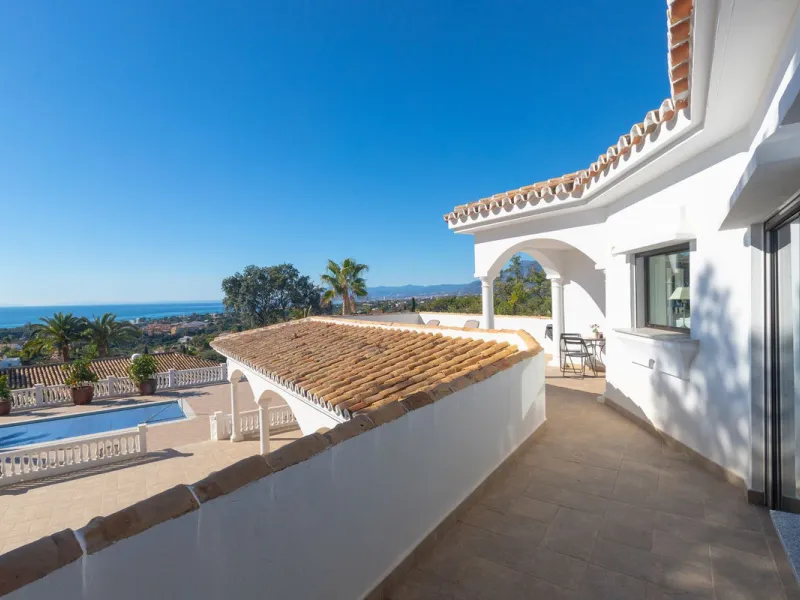 Exceptional villa located in residential Elviria reformed to a very high standard with stunning panoramic sea and mountain views.