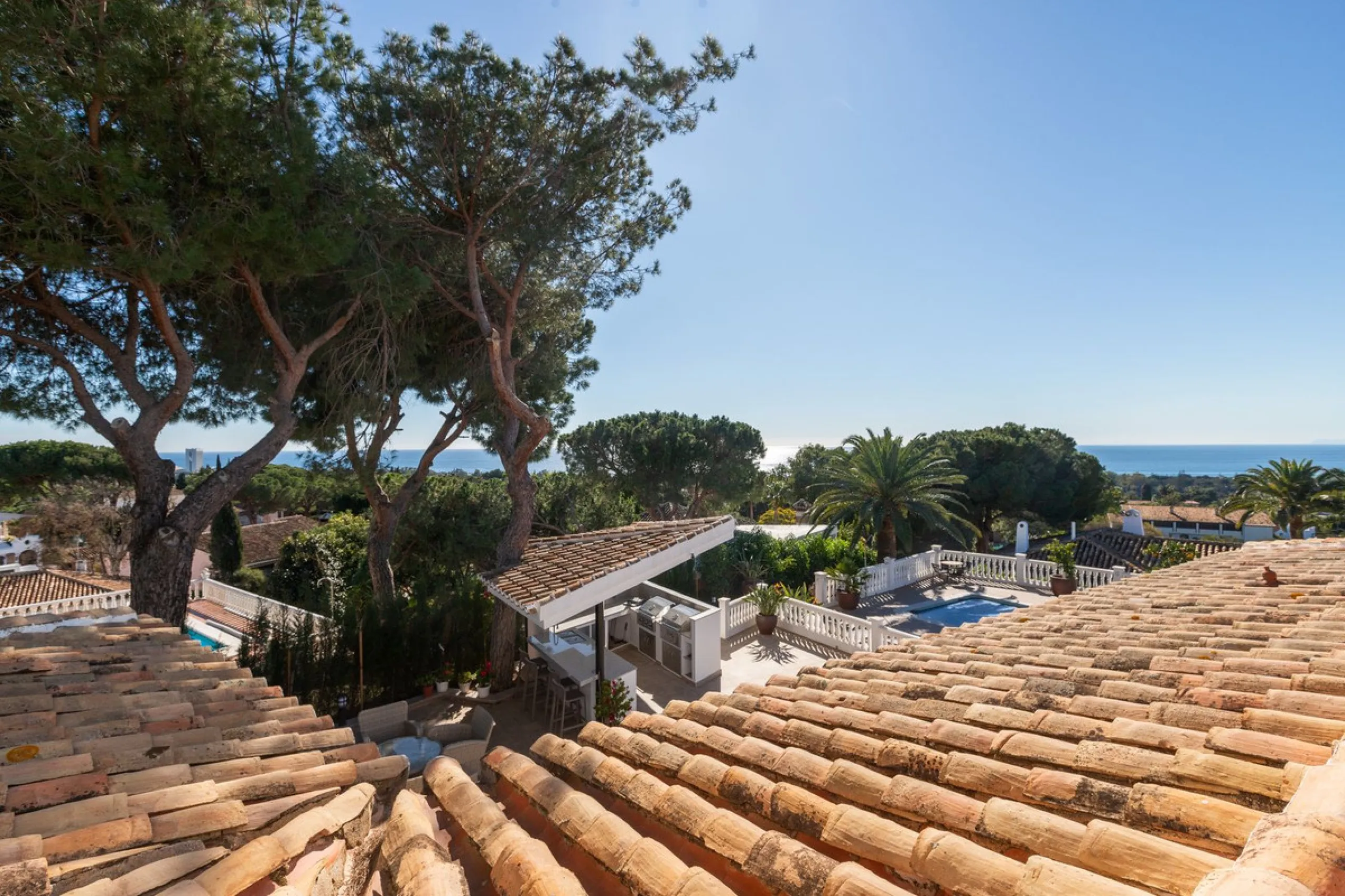 Exceptional villa located in residential Elviria reformed to a very high standard with stunning panoramic sea and mountain views.
