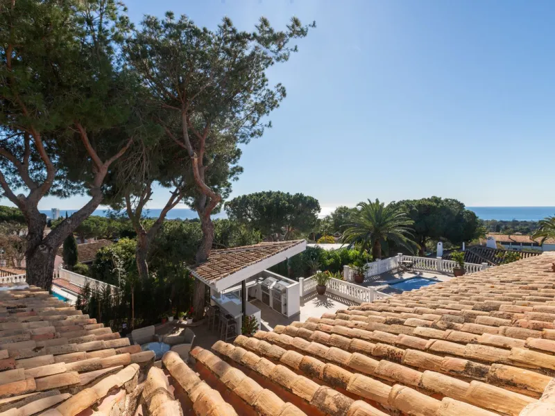 Exceptional villa located in residential Elviria reformed to a very high standard with stunning panoramic sea and mountain views.