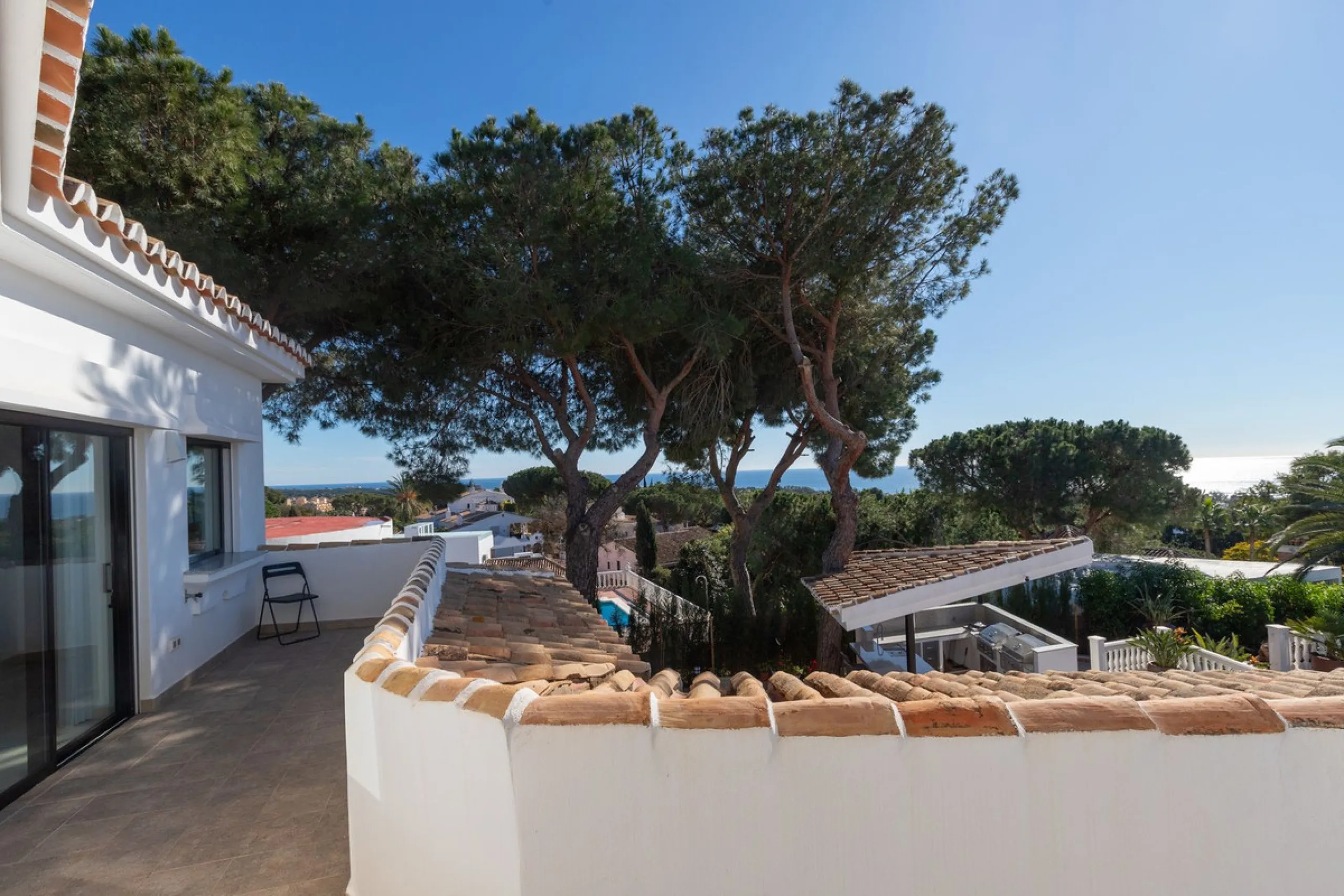 Exceptional villa located in residential Elviria reformed to a very high standard with stunning panoramic sea and mountain views.