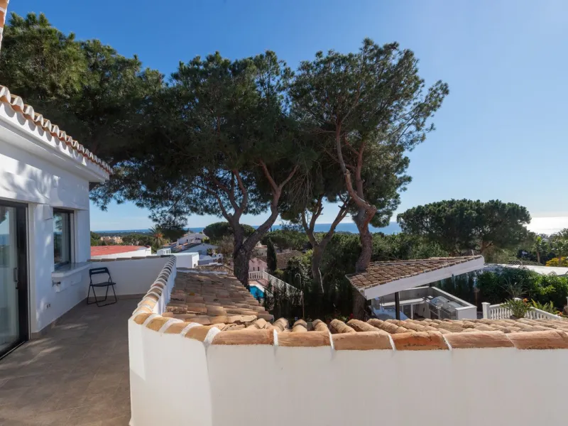 Exceptional villa located in residential Elviria reformed to a very high standard with stunning panoramic sea and mountain views.