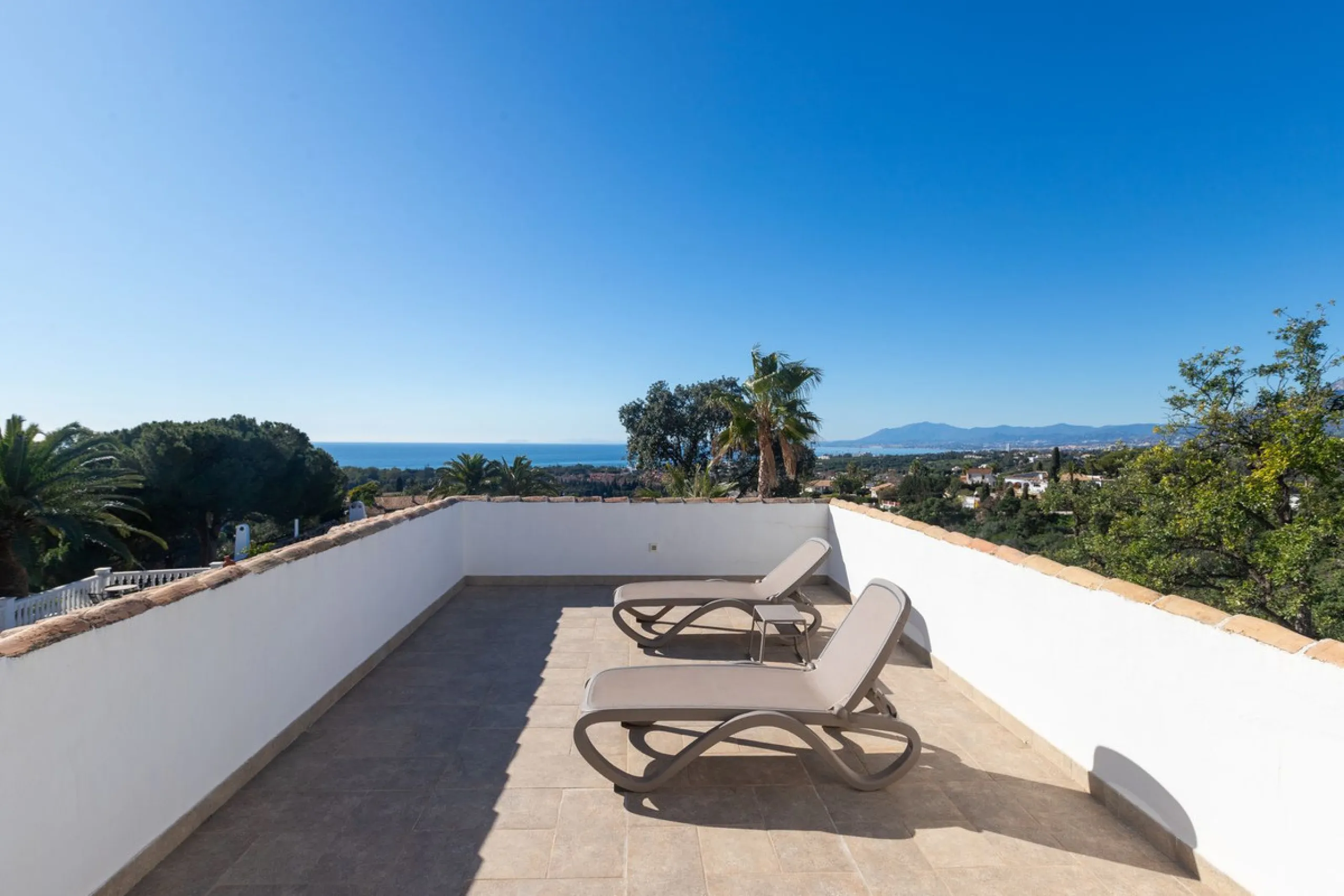 Exceptional villa located in residential Elviria reformed to a very high standard with stunning panoramic sea and mountain views.