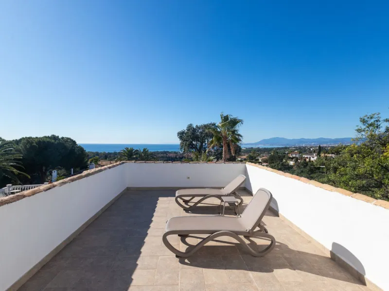 Exceptional villa located in residential Elviria reformed to a very high standard with stunning panoramic sea and mountain views.