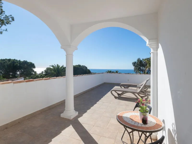 Exceptional villa located in residential Elviria reformed to a very high standard with stunning panoramic sea and mountain views.