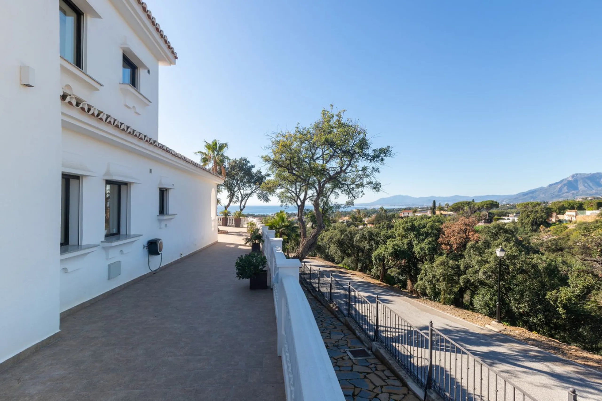 Exceptional villa located in residential Elviria reformed to a very high standard with stunning panoramic sea and mountain views.
