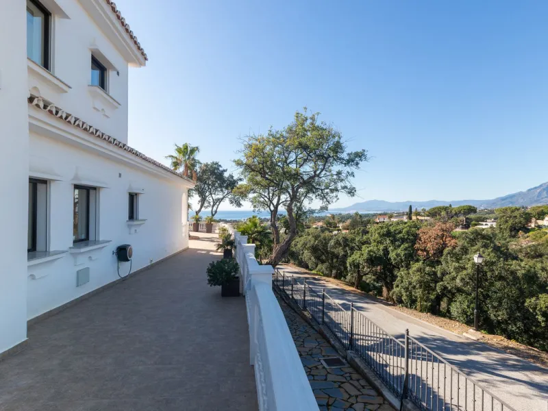 Exceptional villa located in residential Elviria reformed to a very high standard with stunning panoramic sea and mountain views.