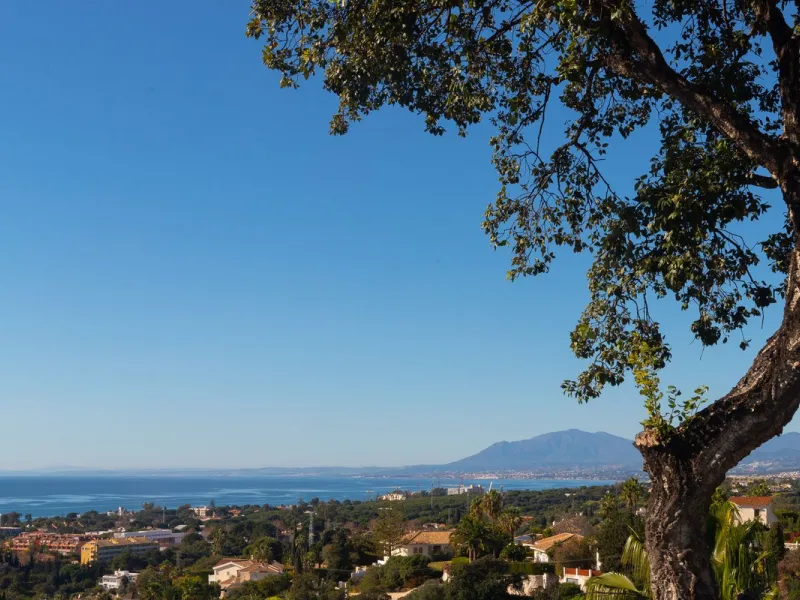 Exceptional villa located in residential Elviria reformed to a very high standard with stunning panoramic sea and mountain views.