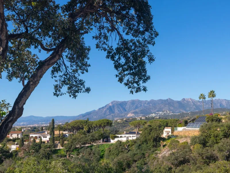 Exceptional villa located in residential Elviria reformed to a very high standard with stunning panoramic sea and mountain views.