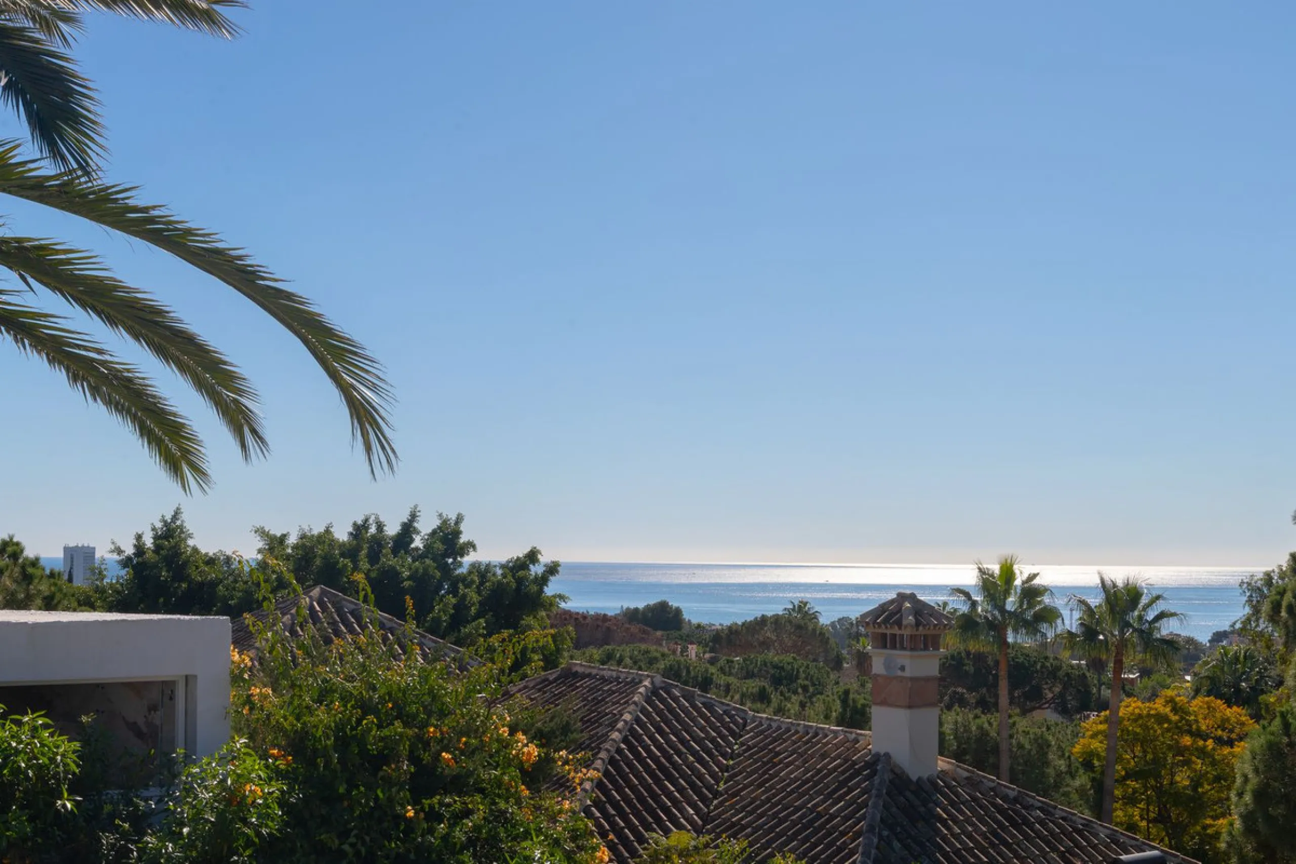 Exceptional villa located in residential Elviria reformed to a very high standard with stunning panoramic sea and mountain views.