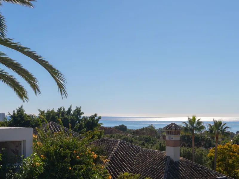 Exceptional villa located in residential Elviria reformed to a very high standard with stunning panoramic sea and mountain views.