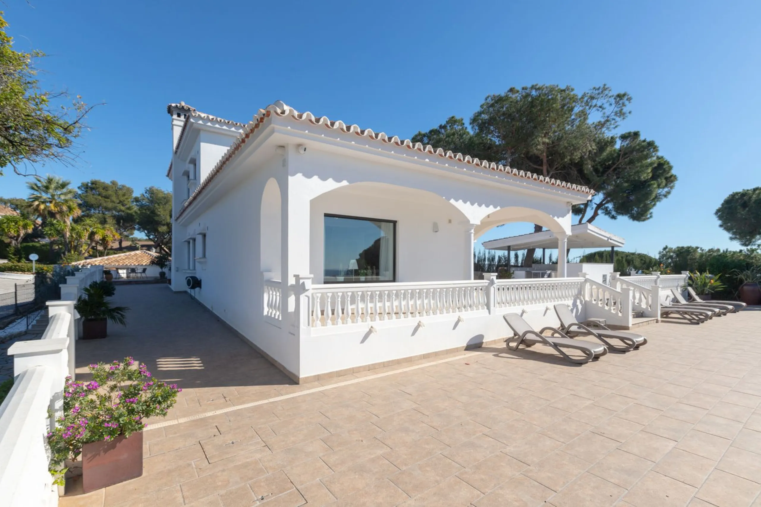 Exceptional villa located in residential Elviria reformed to a very high standard with stunning panoramic sea and mountain views.