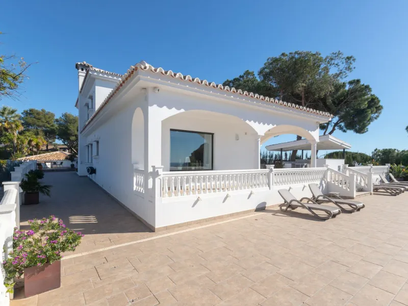 Exceptional villa located in residential Elviria reformed to a very high standard with stunning panoramic sea and mountain views.