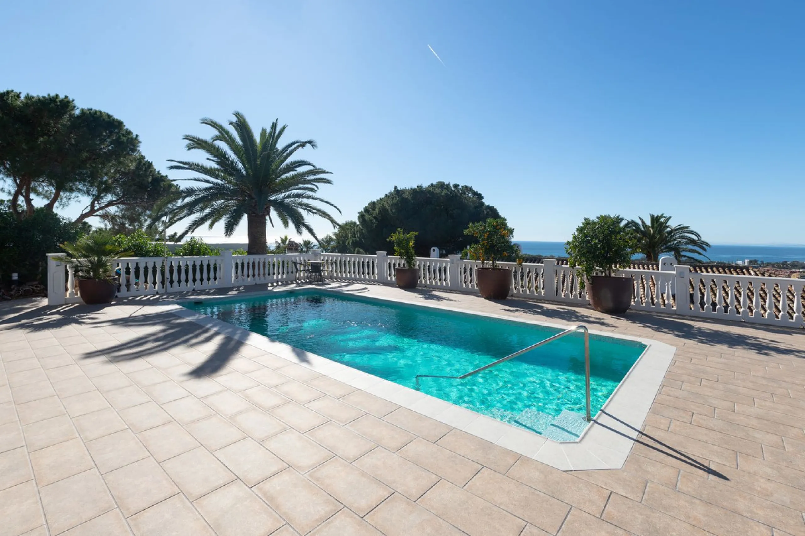 Exceptional villa located in residential Elviria reformed to a very high standard with stunning panoramic sea and mountain views.