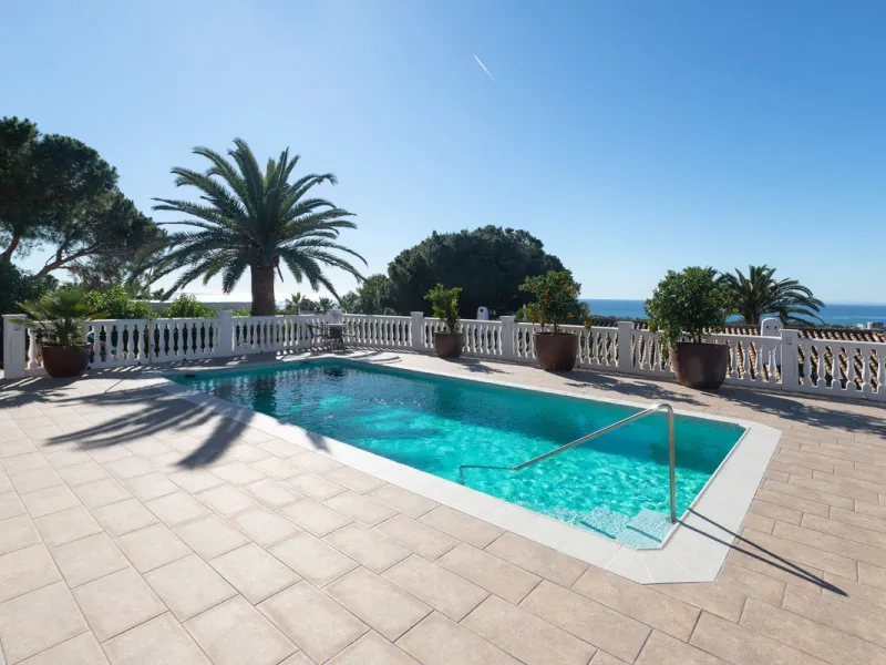 Exceptional villa located in residential Elviria reformed to a very high standard with stunning panoramic sea and mountain views.
