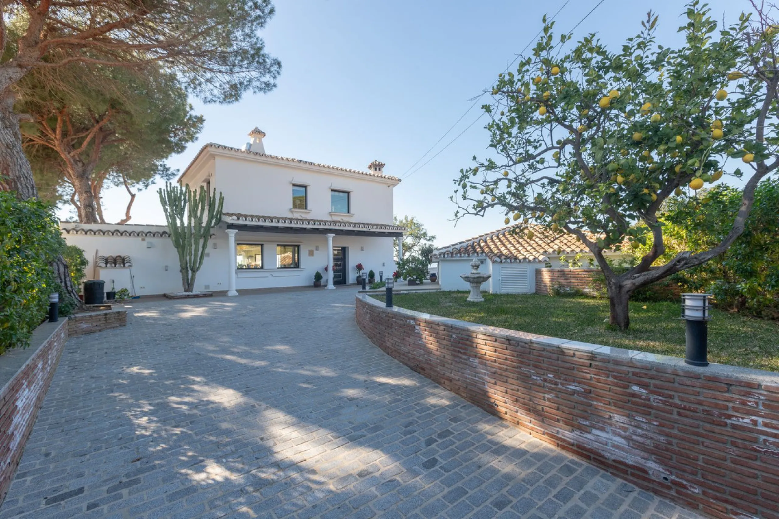 Exceptional villa located in residential Elviria reformed to a very high standard with stunning panoramic sea and mountain views.