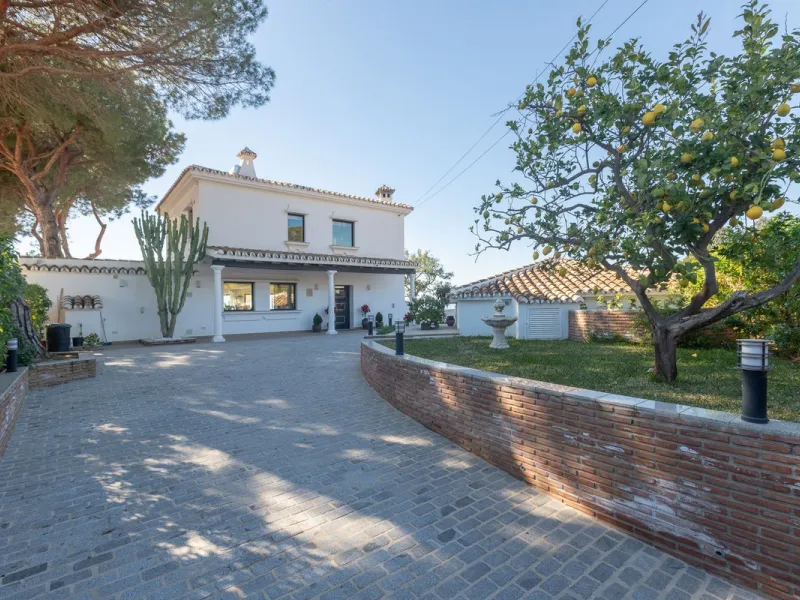 Exceptional villa located in residential Elviria reformed to a very high standard with stunning panoramic sea and mountain views.