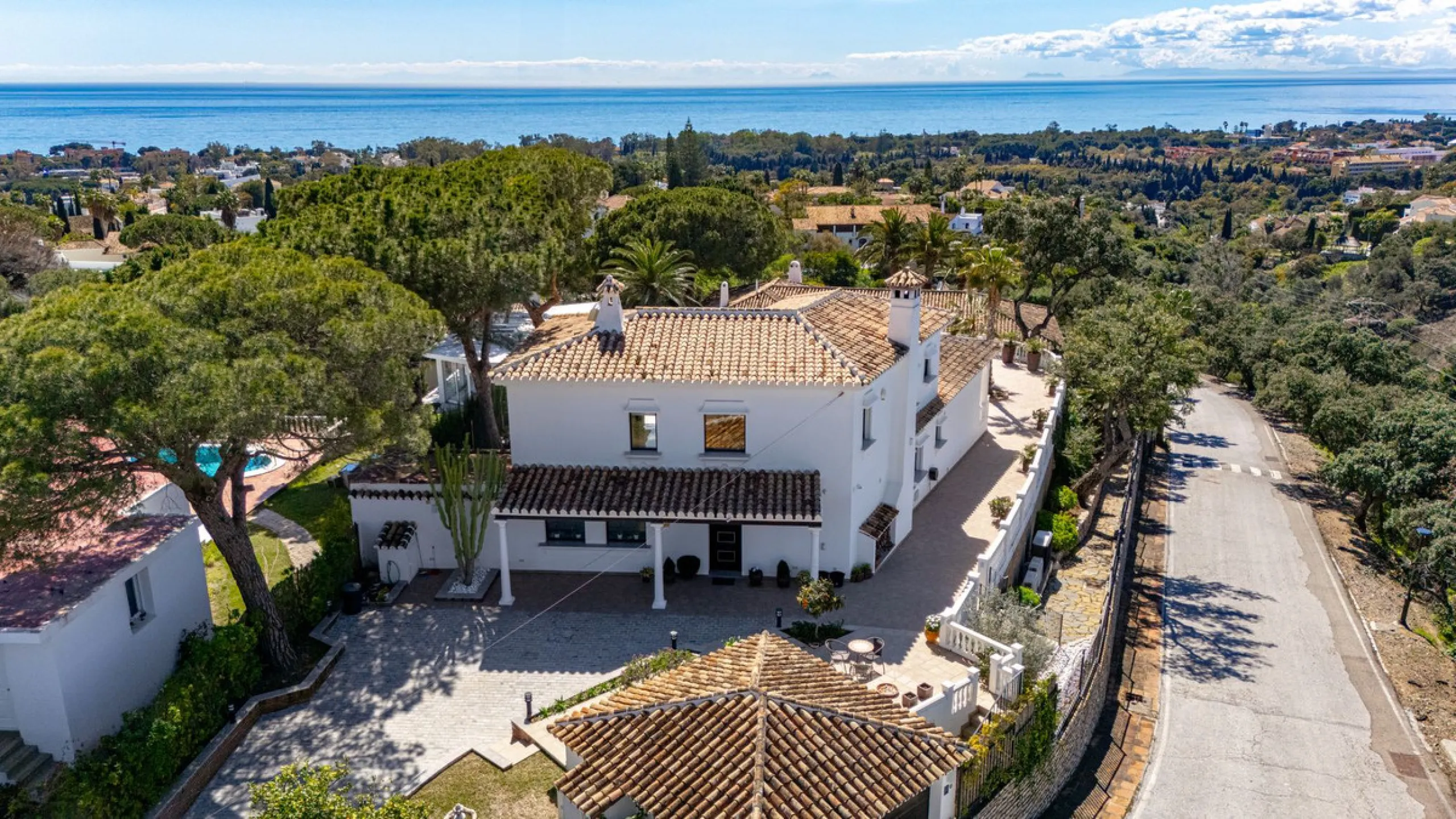 Exceptional villa located in residential Elviria reformed to a very high standard with stunning panoramic sea and mountain views.