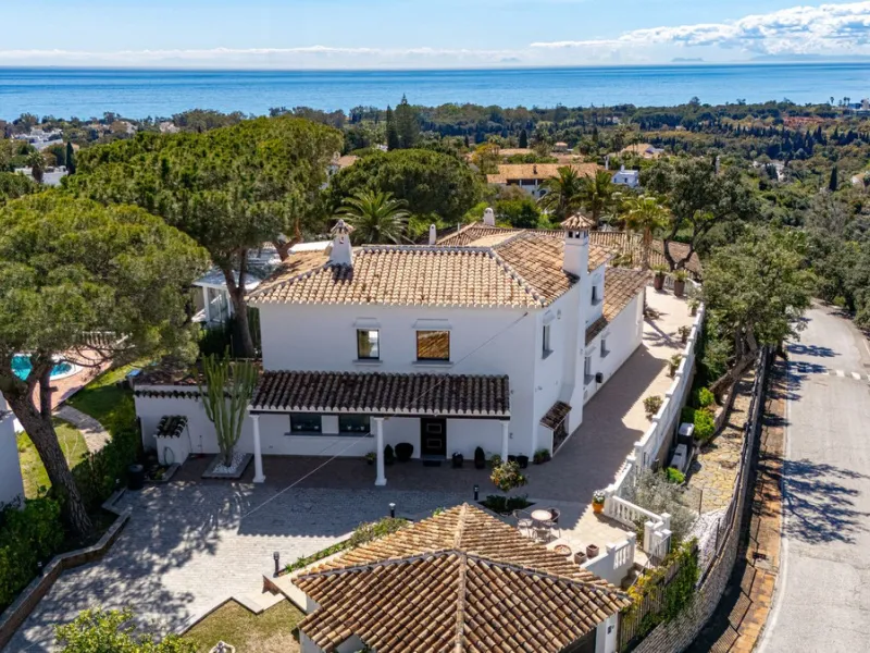 Exceptional villa located in residential Elviria reformed to a very high standard with stunning panoramic sea and mountain views.