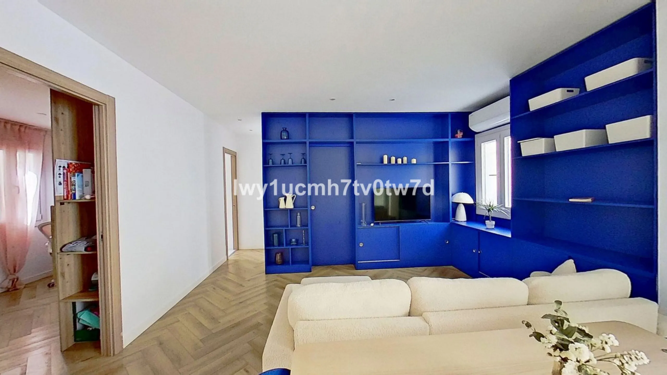 We are pleased to present this EXCLUSIVE 72 m² flat, renovated for maximum comfort in one of the most sought-after areas of Malaga, where there are 300 days of sunshine a year and a mild climate all year round. Discover your new home in the heart of Malag