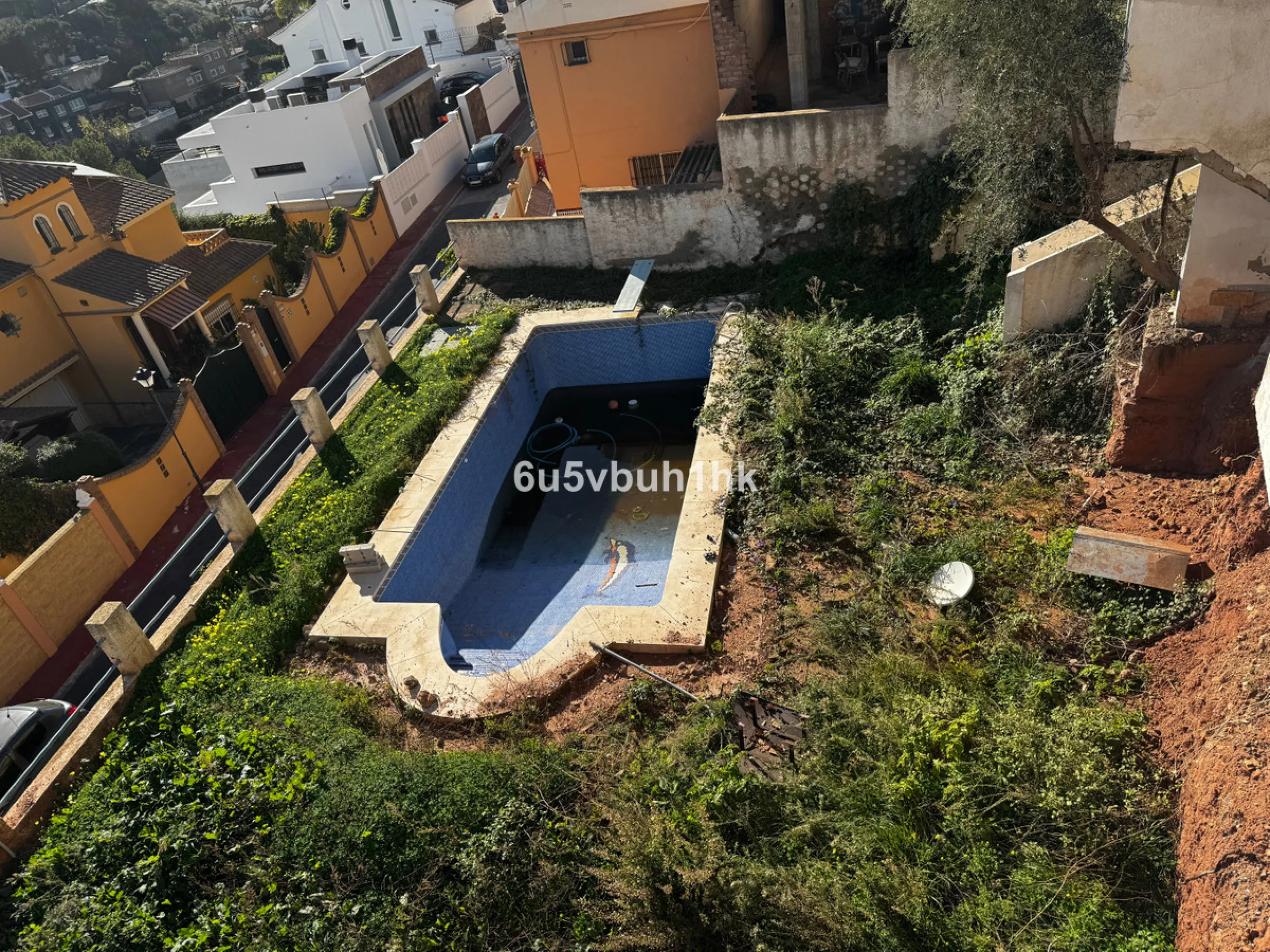 Welcome to this charming villa nestled in the prestigious neighborhood of El Candado, Malaga, where serenity meets elegance. This splendid property presents the perfect canvas for creating your dream home, offering a unique blend of privacy, breathtaking 