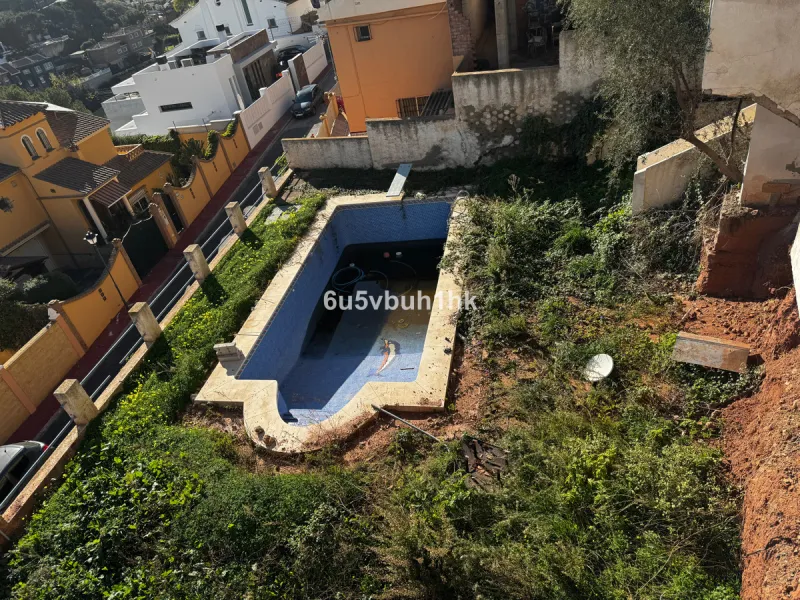 Welcome to this charming villa nestled in the prestigious neighborhood of El Candado, Malaga, where serenity meets elegance. This splendid property presents the perfect canvas for creating your dream home, offering a unique blend of privacy, breathtaking 