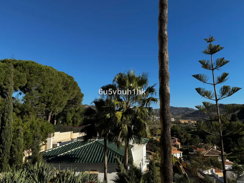 Welcome to this charming villa nestled in the prestigious neighborhood of El Candado, Malaga, where serenity meets elegance. This splendid property presents the perfect canvas for creating your dream home, offering a unique blend of privacy, breathtaking 