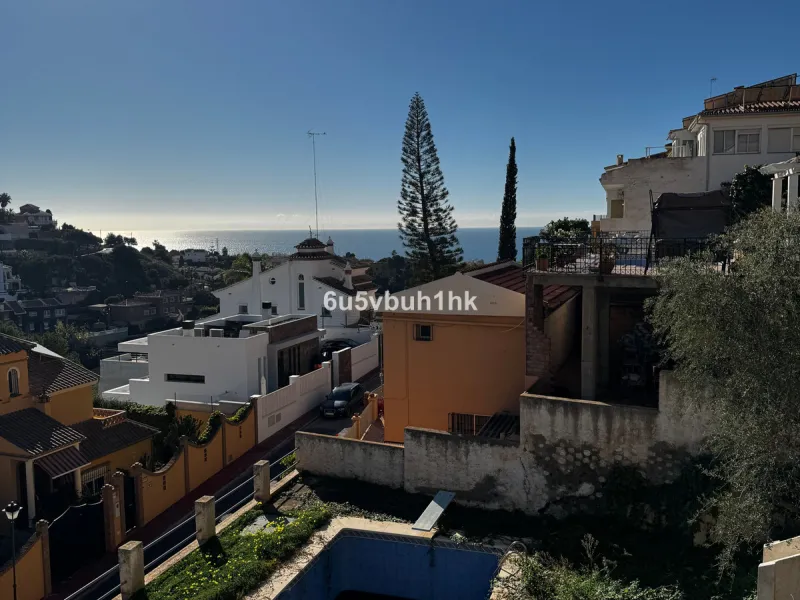 Welcome to this charming villa nestled in the prestigious neighborhood of El Candado, Malaga, where serenity meets elegance. This splendid property presents the perfect canvas for creating your dream home, offering a unique blend of privacy, breathtaking 