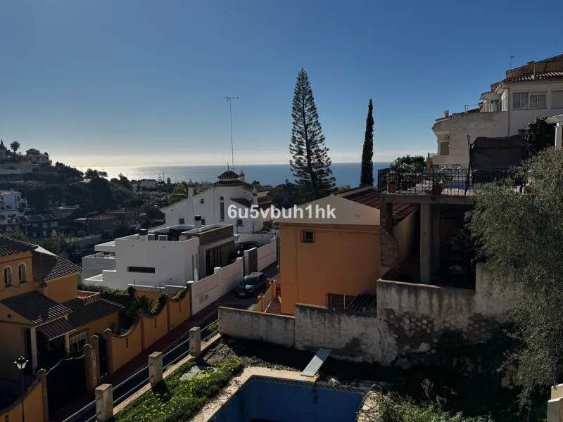 Welcome to this charming villa nestled in the prestigious neighborhood of El Candado, Malaga, where serenity meets elegance. This splendid property presents the perfect canvas for creating your dream home, offering a unique blend of privacy, breathtaking 